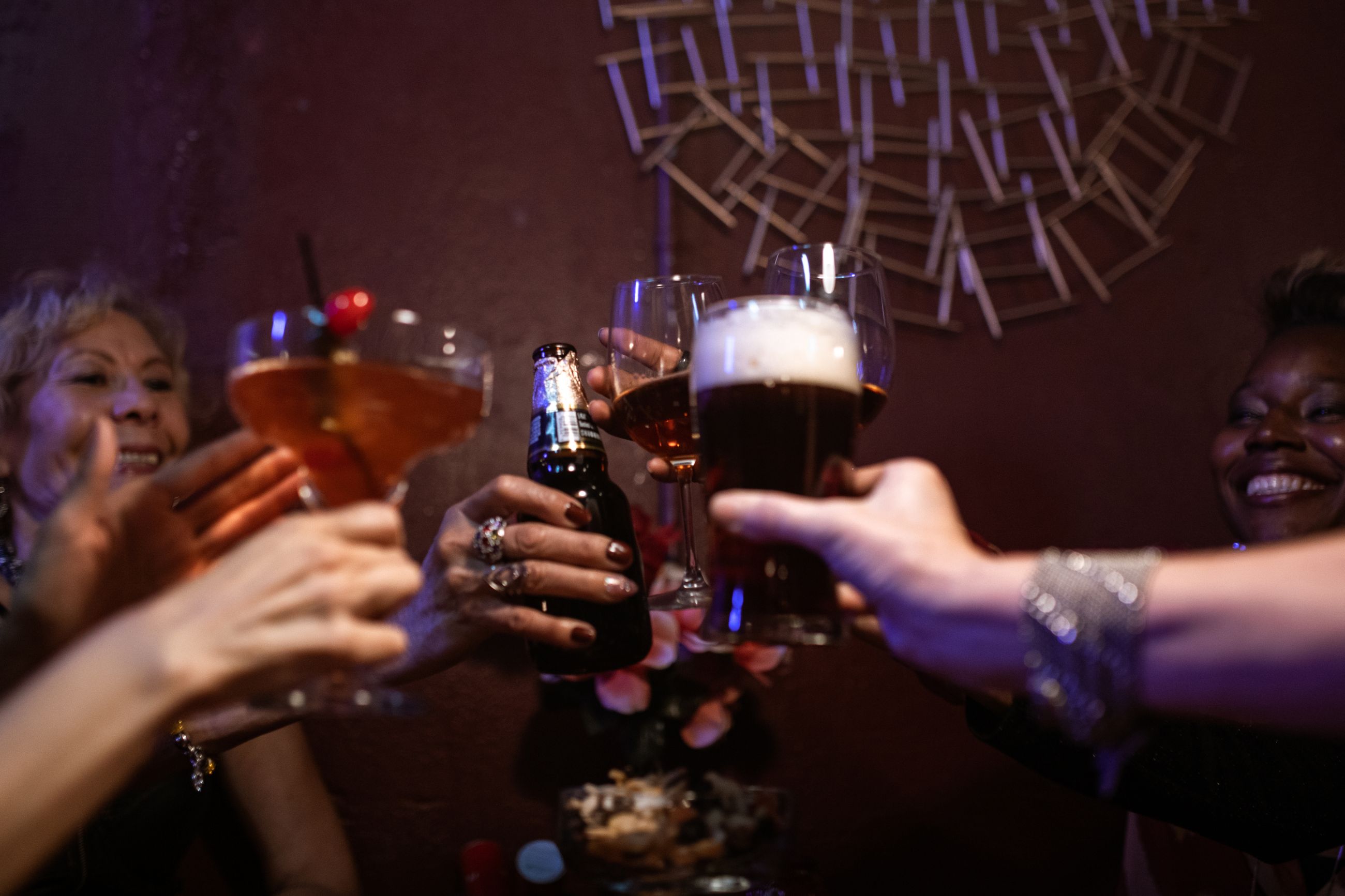 Gjeng som skåler med cocktails og øl